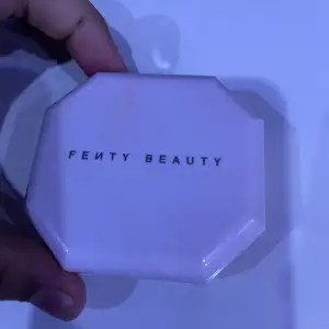 Fenty beauty soft matte foundation- blir väldigt fin under sminket och bildas en naturlig bas. Vid mer fundering skriv DM💓