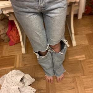 Blåa jeans (lite highwaisted)