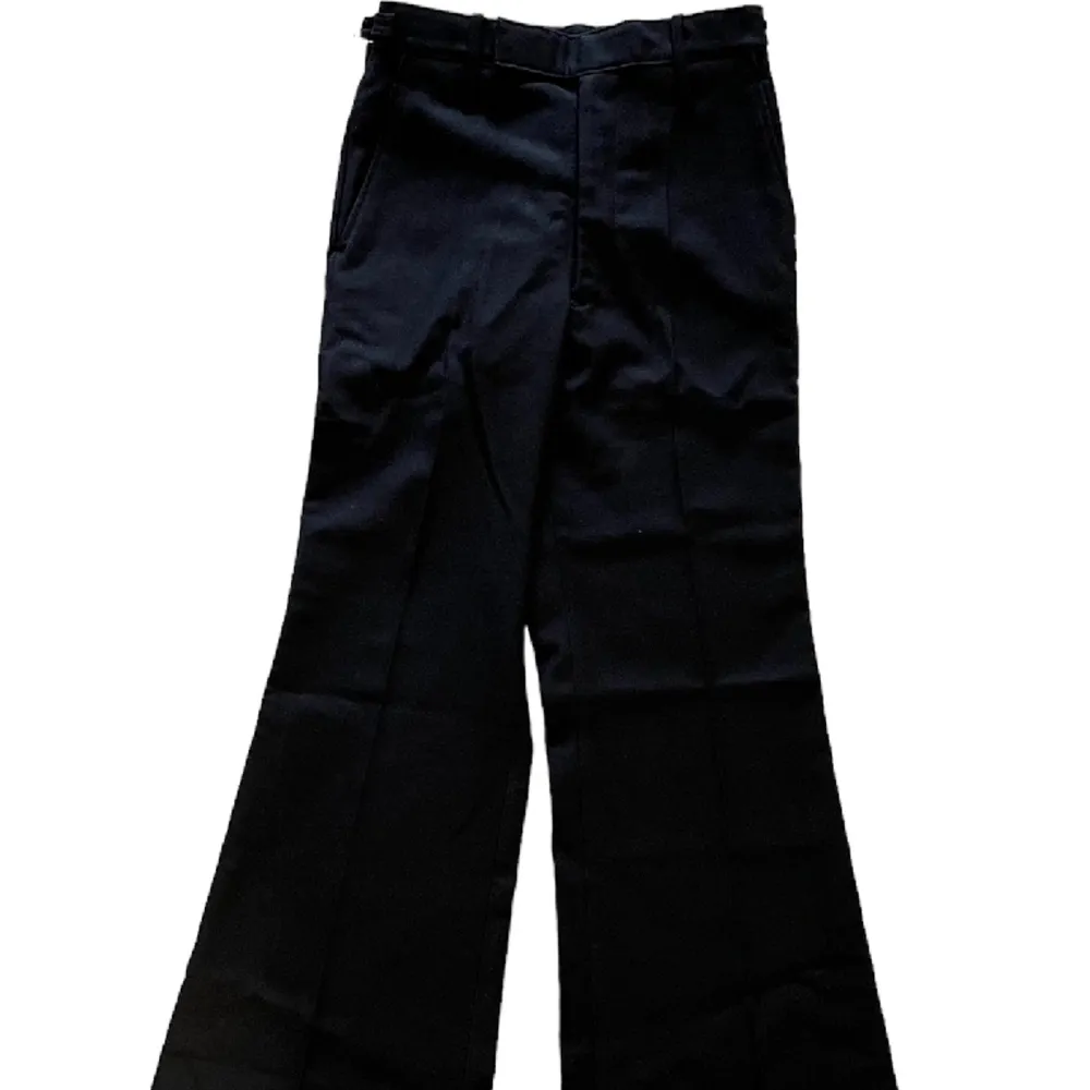 I väldigt bra skick nya  Storlek står på bilden - S Svarta i bara kvalité   Nya vintage vida dambyxor! Kostymbyxor . Jeans & Byxor.