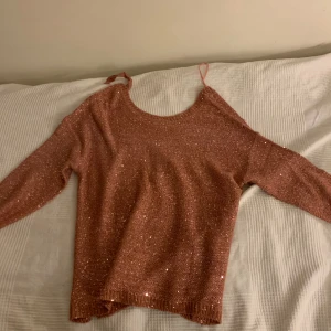ROSA GLITTER TRÖJA - Säljer en rosa glittrig trekvartströja som jag köpte av min kompis 💖💘 nypris 200 kan även tänka mig byte❣️❤️