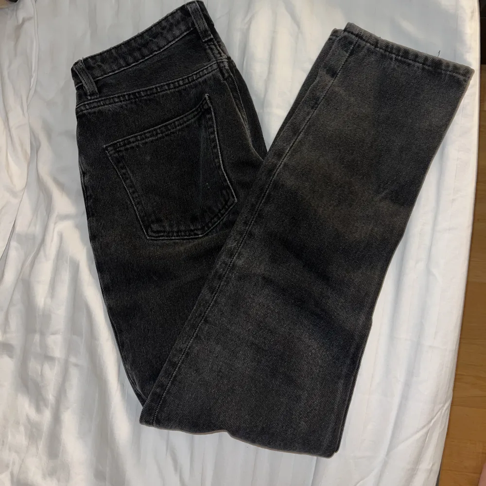 Jeans i modell kimomo (high relaxad). Jättefina! Säljer endast pga att de är för små. Går till ankeln på mig som är 165cm. Finns liten fläck, se bild . Jeans & Byxor.