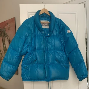 Moncler - Superfin ljusblå monlcer jacka🩵den är väldigt bekväm och varm utomhus🩵 den har små märken men allting finns med på bilderna🩵