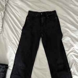straight jeanse  - säljer dessa för de kommer ej till användning, jätte fina jeanse från h&m som är 90style straghit.  nypris 600kr säljer 300kr 
