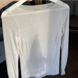 Intimissimi Kashmir tröja  - Tröjan är i väldigt fint skick och har använts fåtal gånger. Säljer då den inte kommer till användning! Skulle säga att den passar S💕