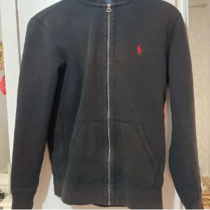 Polo ralph zip - Polo ralph zip, säljer den för att den e för liten på mig. Äkta och nypris runt 2000-2800 jag säljer den för 700kr