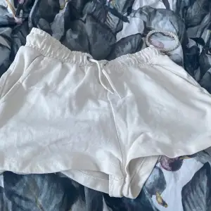Fina vita shorts från Kappahl i storlek 158-164. Använda några gånger men ser väldigt fina ut ca 50kr. Skriv annars ett prisförslag.