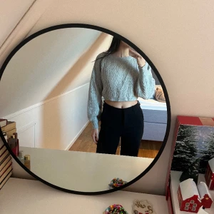 Grå stickad tröja  - Säljer en grå stickad ganska kort tröja. Skönt material och fint mönster på tröjan🤍 