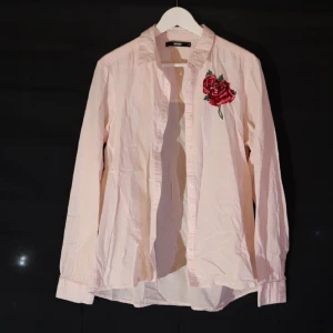 Skjorta med broderad ros - Gott skick 