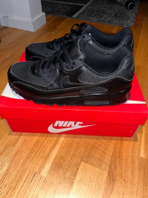 Airmax 90 - Hej säljer ett par svarta par airmax då jag redan har ett par och de är tyvärr för små för mig 