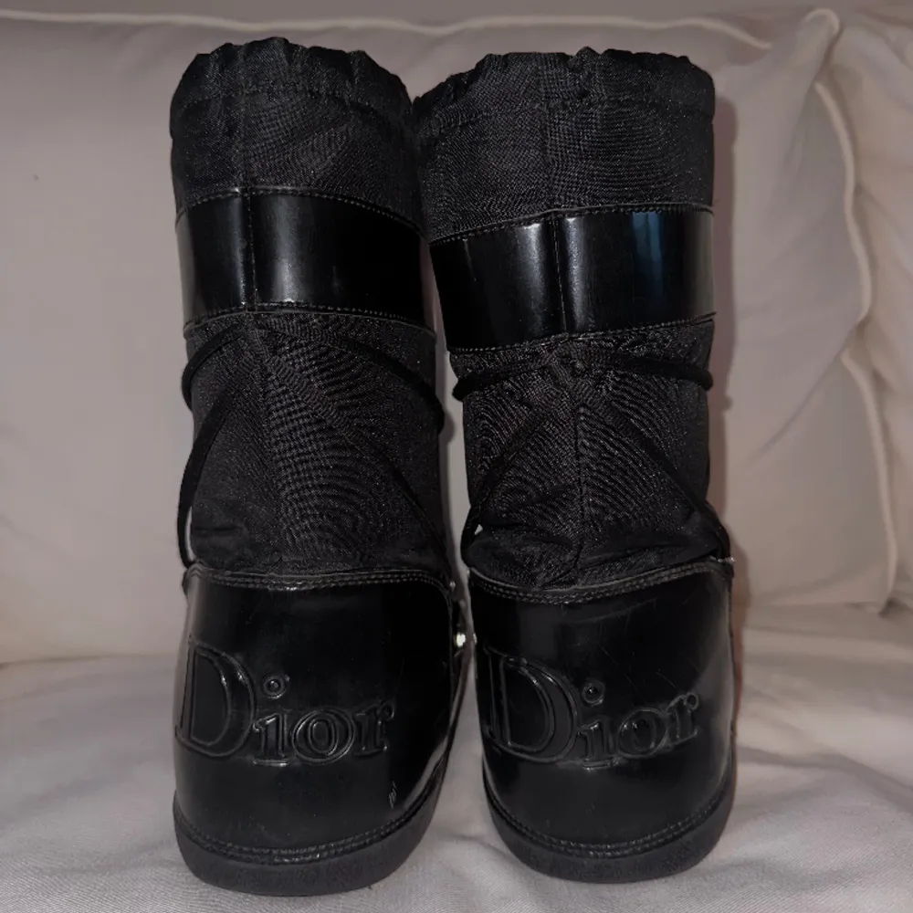 Hej 🤎 kollar intresset på mina moon boots från Dior, de är köpta på Vestiaire Collective. Men säljer då de är lite små för mig. Passar någon som har en 35a/36a🤎 Verkligen jättefina och varma 🤎🤎. Skor.
