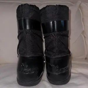 Hej 🤎 kollar intresset på mina moon boots från Dior, de är köpta på Vestiaire Collective. Men säljer då de är lite små för mig. Passar någon som har en 35a/36a🤎 Verkligen jättefina och varma 🤎🤎