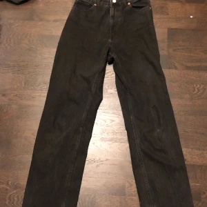Svarta jeans - Klippte i botten