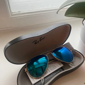 Rayban solglasögon  - Säljer mina Rayban solglasögon då de inte kommer till använding!  Fodral och putsduk ingår, sparsamt använda så de är i gott skick! 
