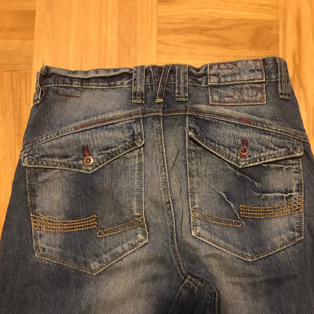 Vintage baggy jeans med coola fickor! Jag är ish 170 Midjemått: 80cm Längd: 106cm. Jeans & Byxor.