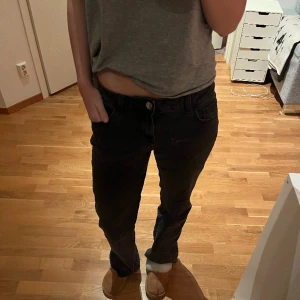 Low jeans - Low waist jeans från H&M. Väldigt fint skick liten fläck där fram som går bort i tvätten annars toppen skick! Skriv för fler bilder och frågor🩷
