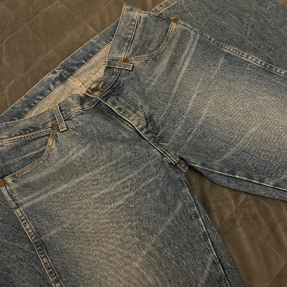 Wrangler jeans i blå 💙 Ytterbenslängd - ca 114 cm Innerbenslängd - ca 91 cm Midjemått - ca 88 cm Låg/medel hög midja 🧸. Jeans & Byxor.