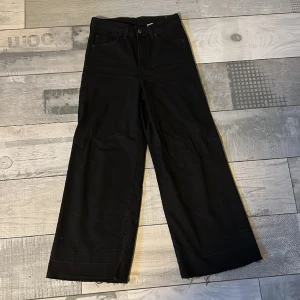 Svarta oversize jeans - Använd ofta men bra skick - Djurhår hela varan