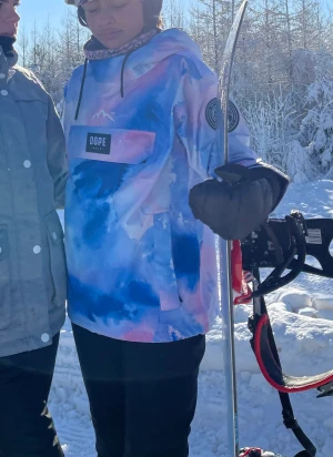 Skidjacka från Dope  - Jättefin skaljacka från Dope, endast använd två gånger. Den är i väldigt bra skick så jag säljer den för 1300kr. Skicka om du har några frågor och kan diskutera priset. (Nypris - 1799kr) 
