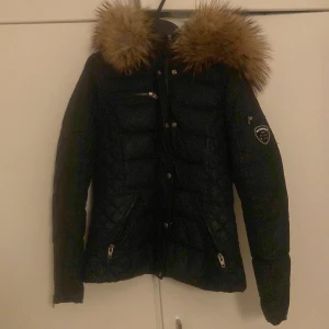 Rock and blue vinterjacka  - Korta modellen och den är äkta! köptes för några månader sedan men har ej användas så mycket pågrund av att den är för liten och kvittot blev borttappat. Köpt på johnells, i nytt skick❤️ pris går att diskuteras såklart 