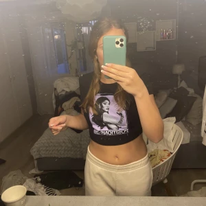 Croptop med Ariana Grande motiv - En croptop med Ariana Grande motiv från H&M! Ganska använd menbra skick💘
