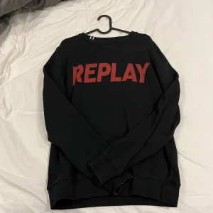 Replay tjock tröja - Replay tjock tröja, svart med röd text, skick 9/10 alltså som ny och storlek M