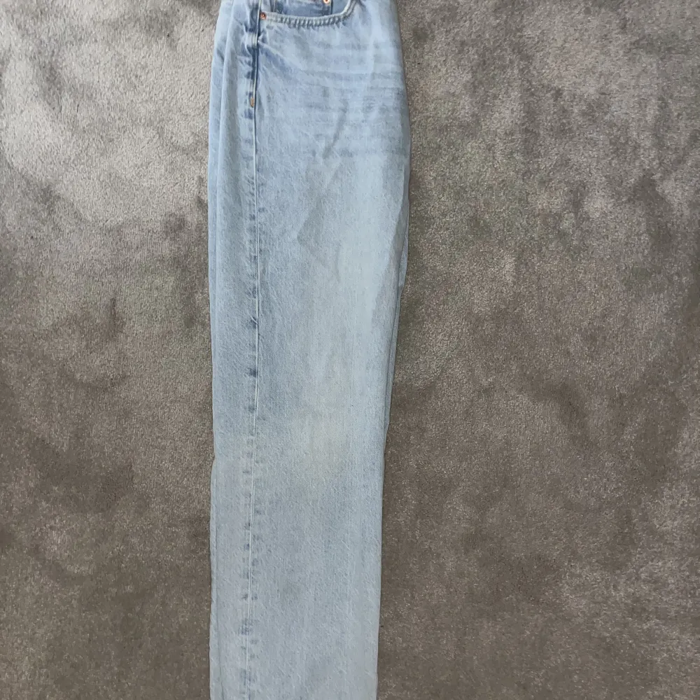 Ljusblåa jeans, använd ca 2 gånger. Mycket bra skick 💗. Jeans & Byxor.