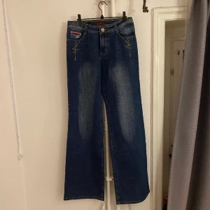 Jeans i nyskick  - Jätte snygg men tyvärr för små i midjan 💔helt nyskick! Midjan : ca 39cm - innerbens längd : ca 89cm - Ytterben : ca 111cm