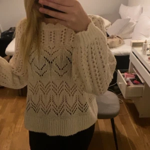 Stickad tröja - Stickad tröja med hål från vila. Strl L men passar mig som vantligvis har S. 