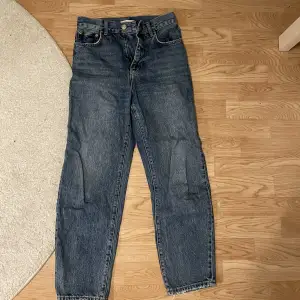 Supersnygga jeans i rak modell från Gina tricot. Köpta för några år sedan, så vet inte vad modellen heter, men i väldigt fint skick! Säljer då jag tycker de är lite korta på mig som är 173 cm. ☺️