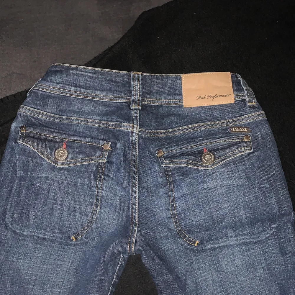 Ett par jeans från aaa märker ser ni ju 😊och är 155 och pasar . Jeans & Byxor.