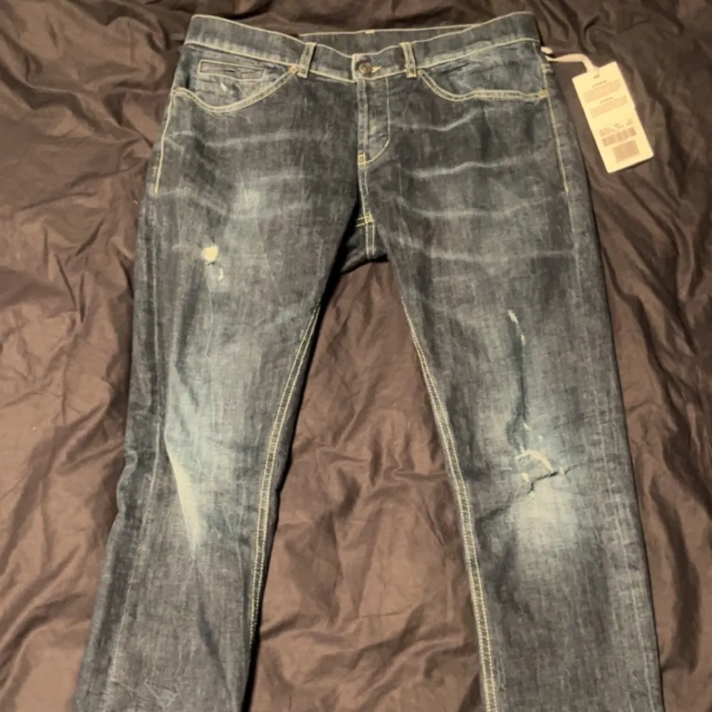 Dondup jeans 10/10 i skick med lapparna kvar på  4000kr nypris  Storlek 33. Jeans & Byxor.