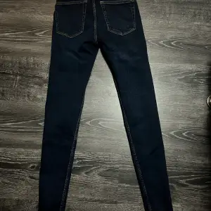 Dessa är ett par oanvända mörk blåa jeans från lager 157. Tighta och figurnära. 