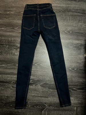 Jeans från Lager 157 - Dessa är ett par oanvända mörk blåa jeans från lager 157. Tighta och figurnära. 