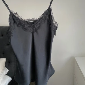 spets linne  - Säljer ett jätte gulligt linne i silke material, med spets upptill. Linnet kommer från BikBok och är i storlek S, köparen står för frakt💕