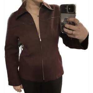 Cool röd jacka med ”läder” detaljer, köpt second hand i fint skick! Kan användas som tunnare jacka eller som topp❣️ 