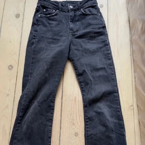 Svarta jeans!! - Osäker på storleken men kan ta reda på vid intresse! ⚠️INTE skinny 