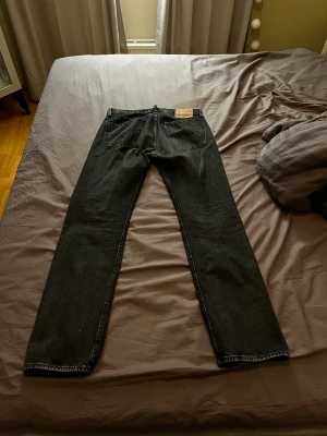 Levis 501 jeans raka  - Levis 501 jeans i storlek 32/34. Säljer dom då dom har blivit försmå. Pris går att diskuteras 