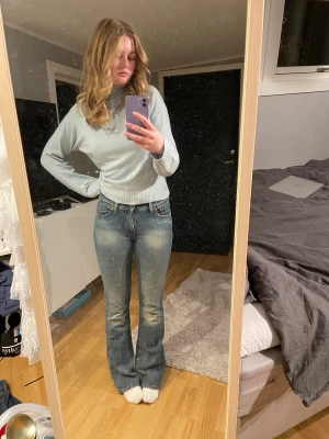 Lågmidjade bootcutjeans från Levi’s  - Lågmidjade bootcutjeans från Levi’s. Superfina och långa!  