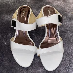 Klackskor | Sensini - Ett par söta klackskor från märket Sensini. Den ena skon har en liten fläck. Skriv privat för mer bilder och info.