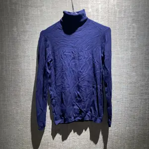 En fin marinblå stickad polo-tröja från Zara. I storlek S.