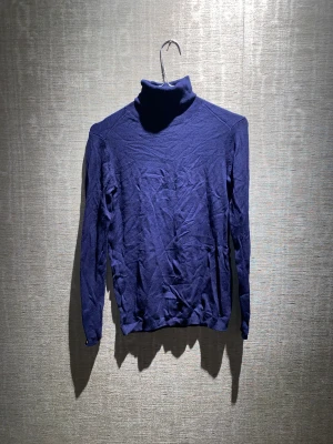 Tröja | Zara - En fin marinblå stickad polo-tröja från Zara. I storlek S.