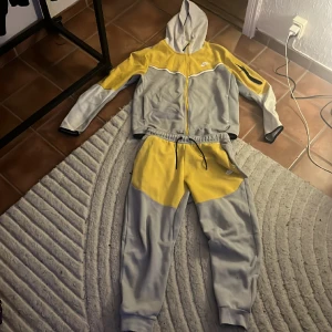 Nike Tech - Köpte Den för ett tag sen men är fortfarande i bra skick. Finns en liten svart Fläck på byxorna men syns inte så tydligt köpte den för runt 2000kr. Pris kan diskuteras👍🏽