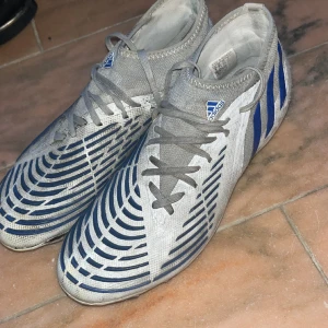 Fotbollsskor  - Säljer ett par predator fotbollsskor.