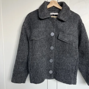 Lurvig jacka - Lurvig/”hårig” grå jacka från mango