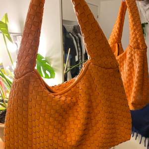 Orange handväska från NA-KD, bottega vibe ✌🏼💞 jättebra skick, lite små fläckar på fodret på insidan bara! Nypris 599kr