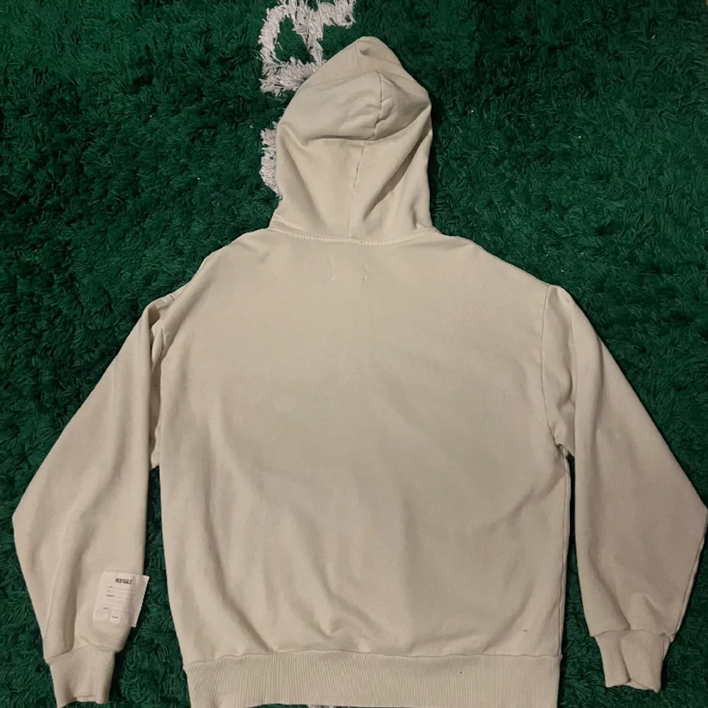 Denna fina zip hoodie ifrån Jaded London är nu till salu för endas 199:-, nypris $75. Nyskick, knappt använd utan defekter. Storlek S men är stor i storleken och sitter lite oversized.. Hoodies.