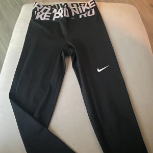 Träningstights - Svarta Nike träningstights med midjesupport, aldrig använda