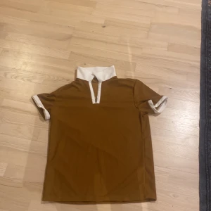 Brun T-shirt - En bra t-shirt som är bekväm. Size M. den är bra för att gå ut. Skriv mer för fler bilder eller pris.
