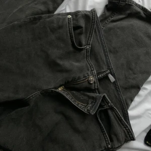 grå lowwaist bootcut flared byxor - jättesnygga byxor i jättskicj