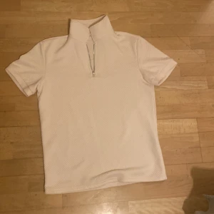 Vit tröja  - Bra tröja som funkar perfekt för sommaren eller även våren. Helt oanvänd och kommer såklart tvätta innan. Köpte för min bror men för stor. Priser kan diskuteras.